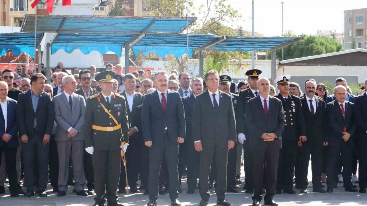 Edremit’te Cumhuriyet’in 100. yılı çelenk sunma töreni yapıldı