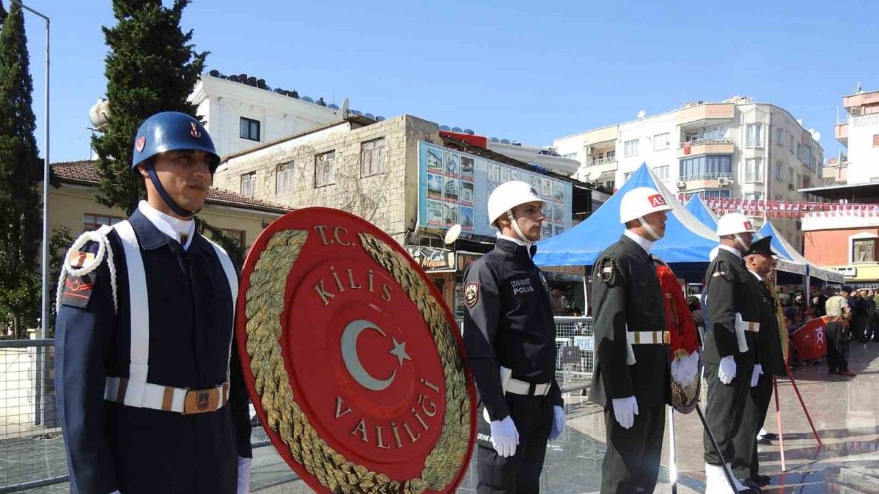 Kilis’te 29 Ekim kutlamaları çelenk sunma töreniyle başladı
