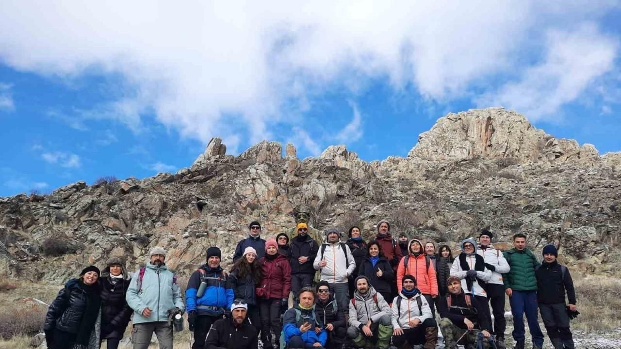 40 kişilik ekip Gönül Dağı’nın zirvesine tırmanarak dev Türk bayrağı açtı