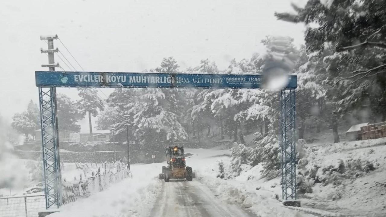Çanakkale’de İl Özel İdare ekipleri karla kaplı köy yollarını açıyor