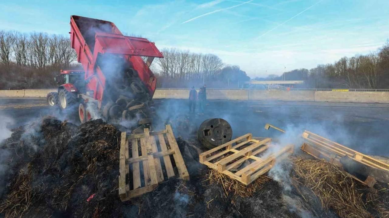 Fransa’da çiftçiler otoyolları kapatarak Paris’i abluka altına aldı