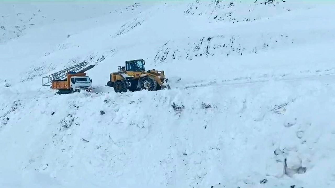 Siirt’te karda mahsur kalan DEDAŞ ekipleri kurtarıldı