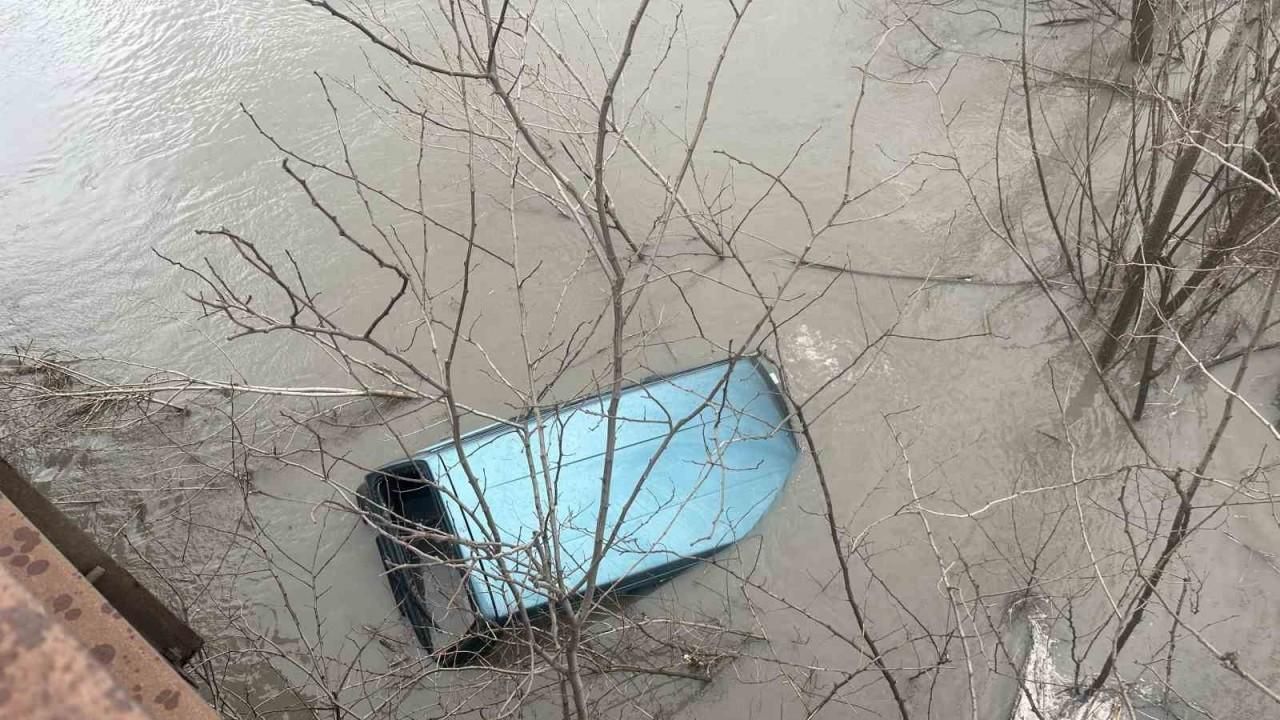 Suya gömülen araçtan son anda kurtuldu