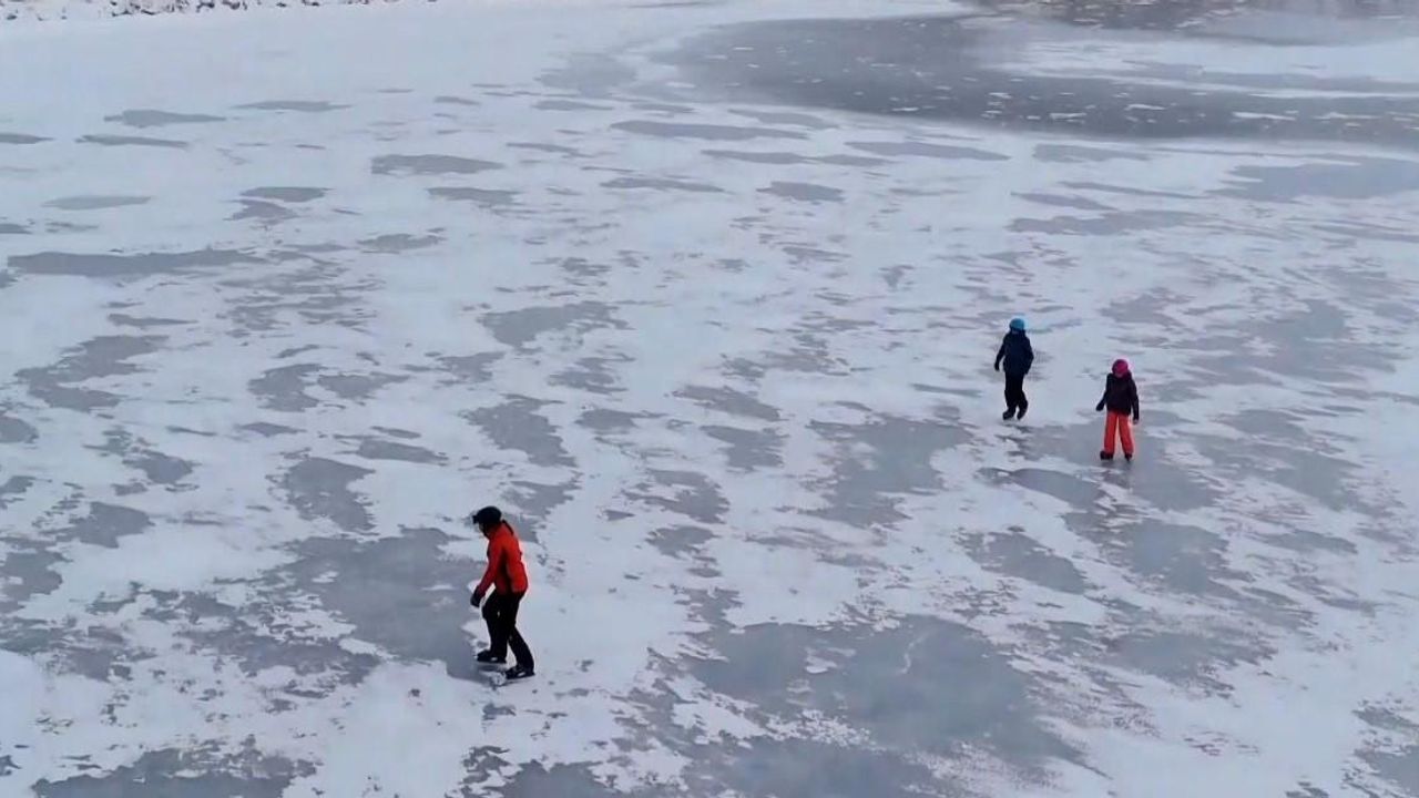 Yüzeyi donan gölün üzerinde buz pateni keyfi yaşadılar