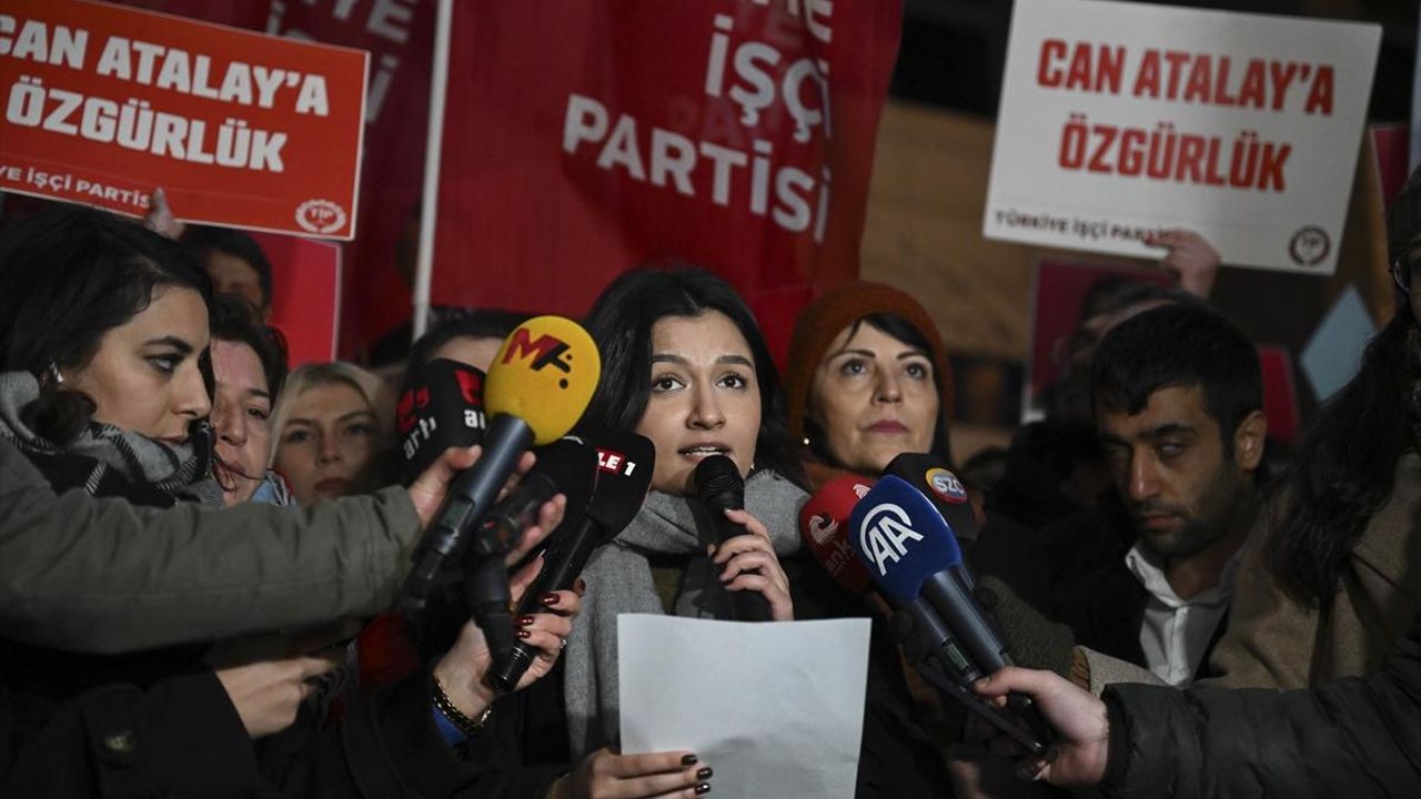 ANKARA - TİP üyeleri Can Atalay'ın milletvekilliğinin düşürülmesini protesto etti