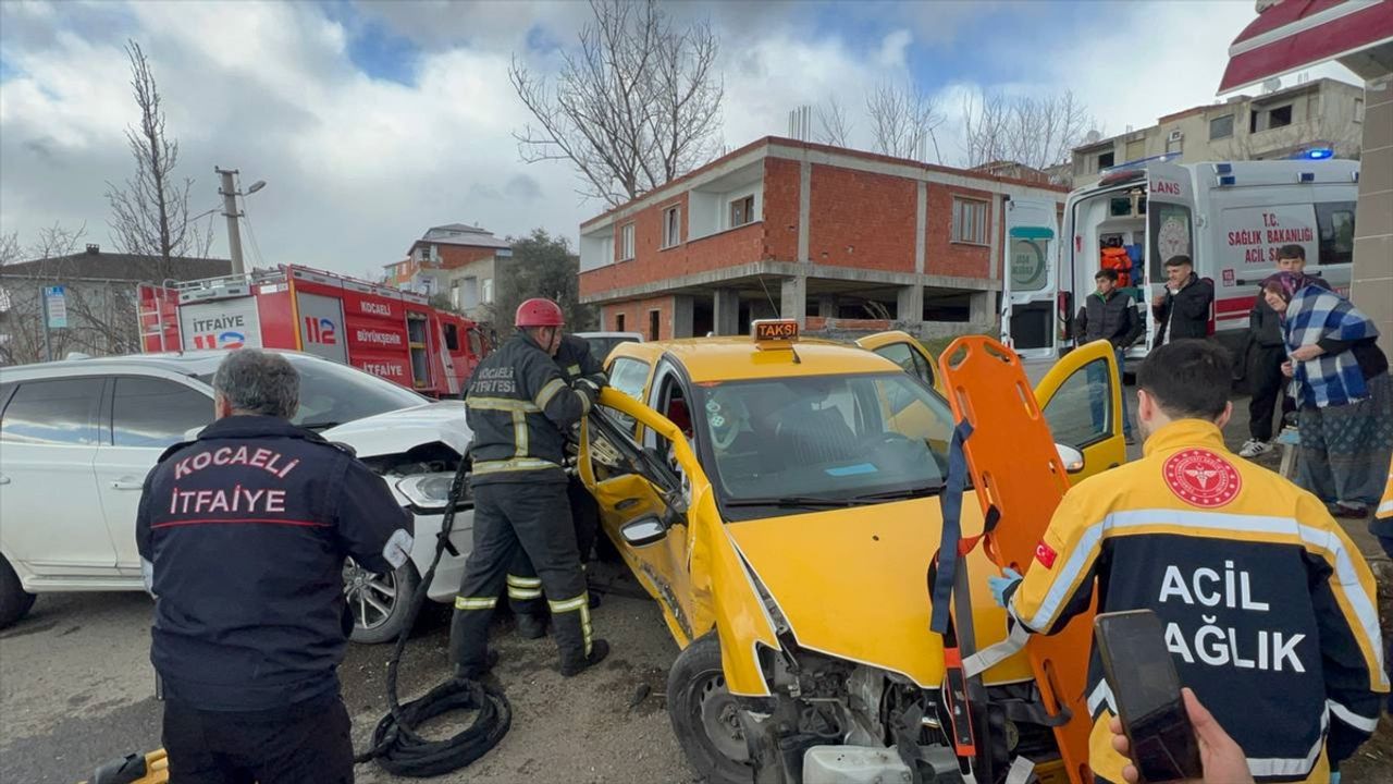 KOCAELİ - İki aracın çarpıştığı kazada 5 kişi yaralandı