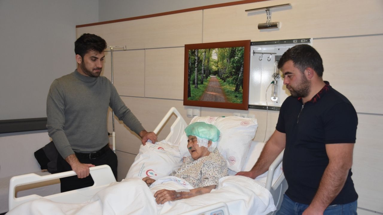 Gümüşhane'de beyin kanaması geçiren 112 yaşındaki hasta ameliyat edildi