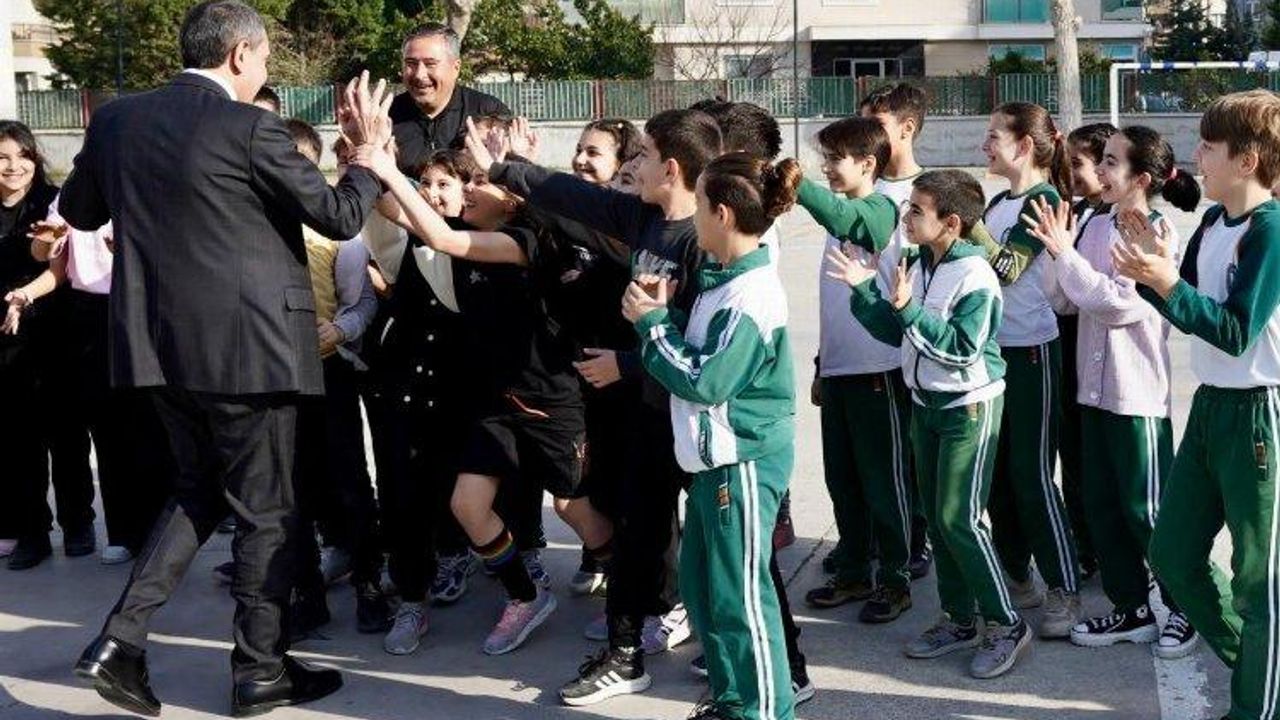 Bakan Tekin İzmir'de okul ziyaretleirnde