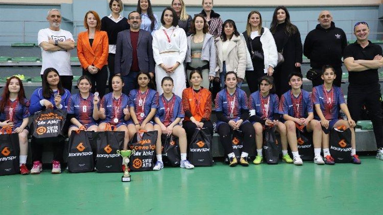 Yıldırım MTAL Kız Futsal Takımı Bursa ikincisi