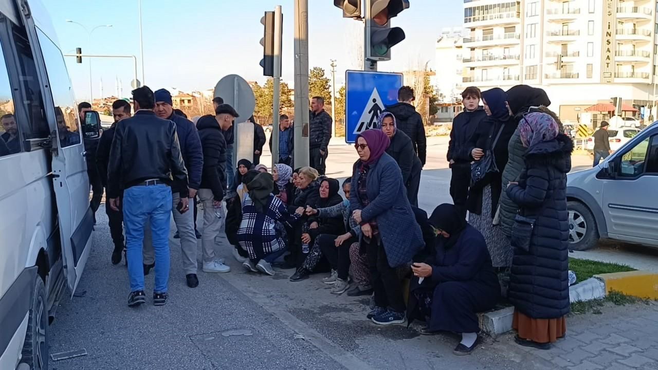 Afyonkarahisar’da işçi servisi tırla çarpıştı: 12 yaralı