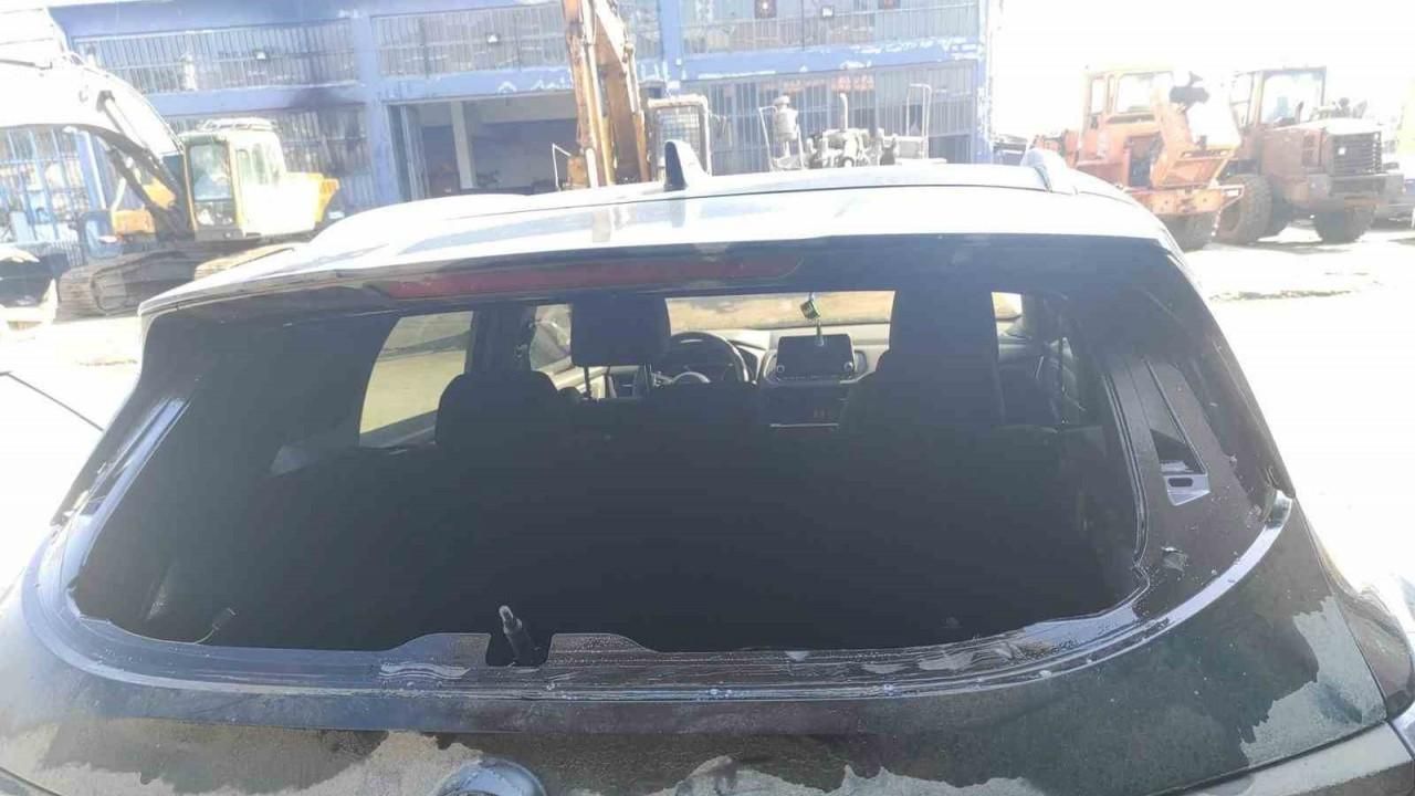 Başkanın seçim kampanyasına saldırı: Aracının camı kırıldı, pankartı kurşunlandı