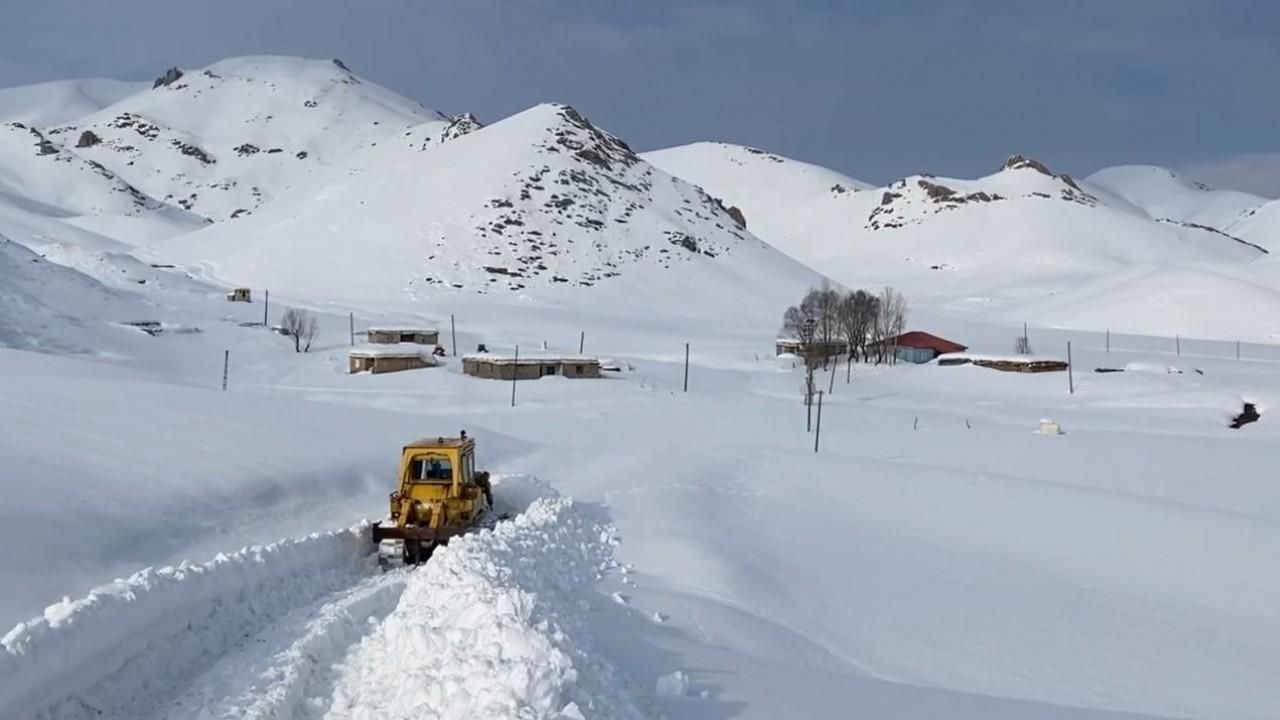 Beytüşşebap’ta ekipler yaylada kalan 4 aile için yolları açıyor
