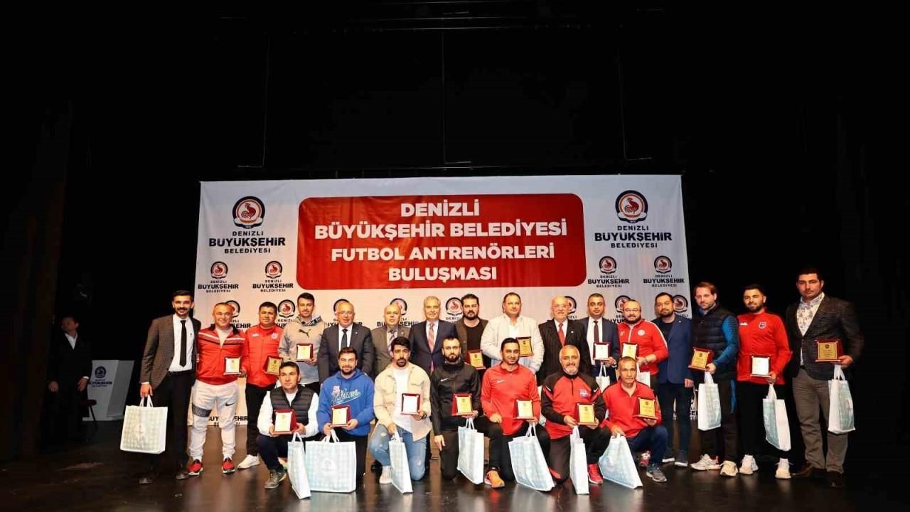 Denizli Büyükşehirden futbol antrenörlerine malzeme desteği