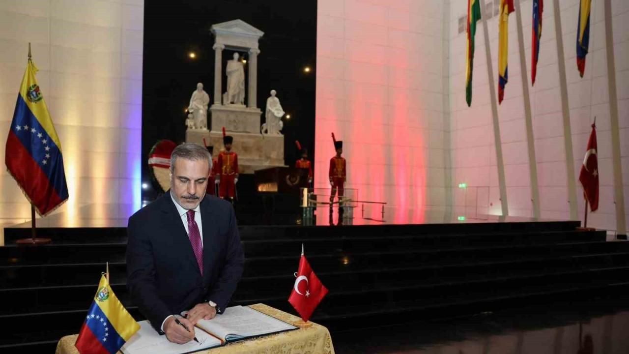 Dışişleri Bakanı Fidan, devrimci lider Bolivar’ın anıt mezarını ziyaret etti