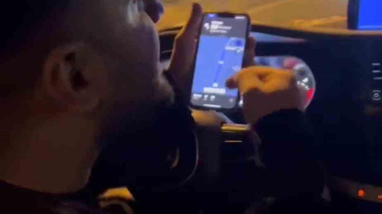 İstanbul’da “taksimetreyi neden açmadın” kavgası kamerada: Müşterileri otoyolda indirmek istedi, kaydı görünce vazgeçti