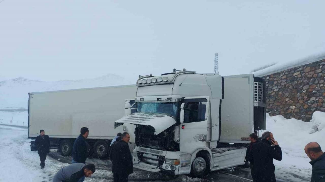 Kontrolden çıkan tır refüje çarptı: 2 yaralı