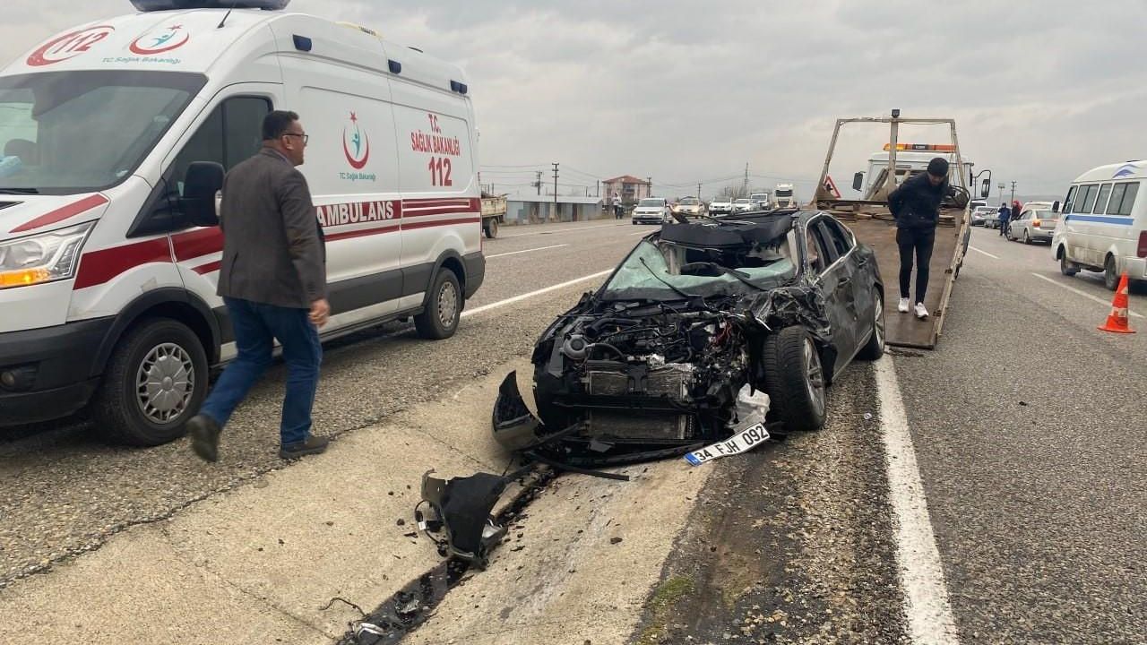 Manisa’da iki otomobil kafa kafaya çarpıştı: 3 ağır yaralı