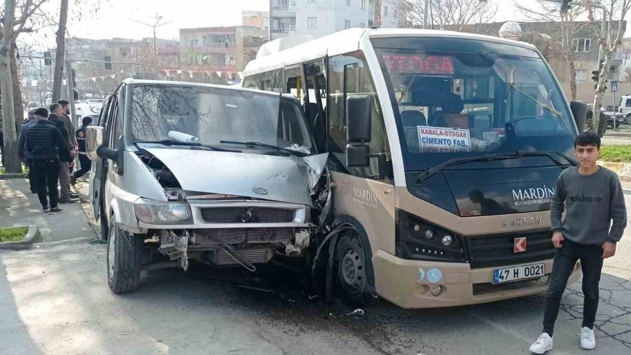Mardin’de 2 minibüs çarpıştı: 6 yaralı