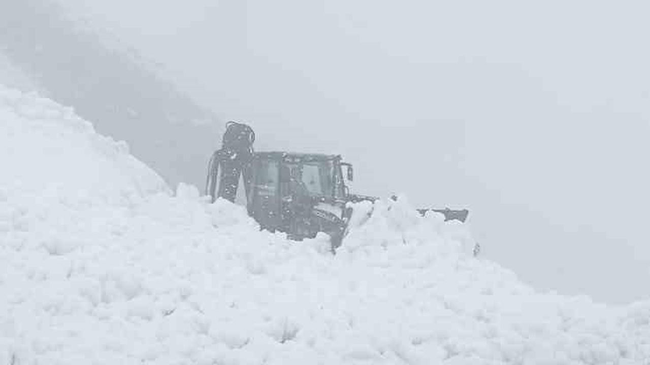 Şırnak’ta çığ nedeniyle kapanan yol ulaşıma açıldı