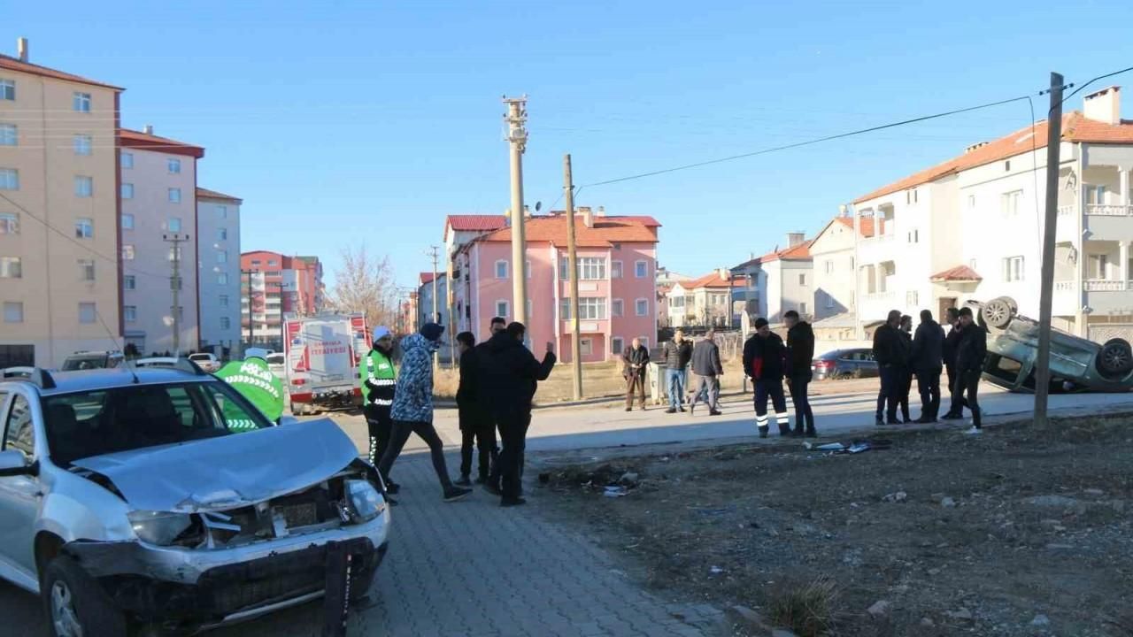Sivas’ta hafif ticari araç ile otomobil çarpıştı: 2 yaralı