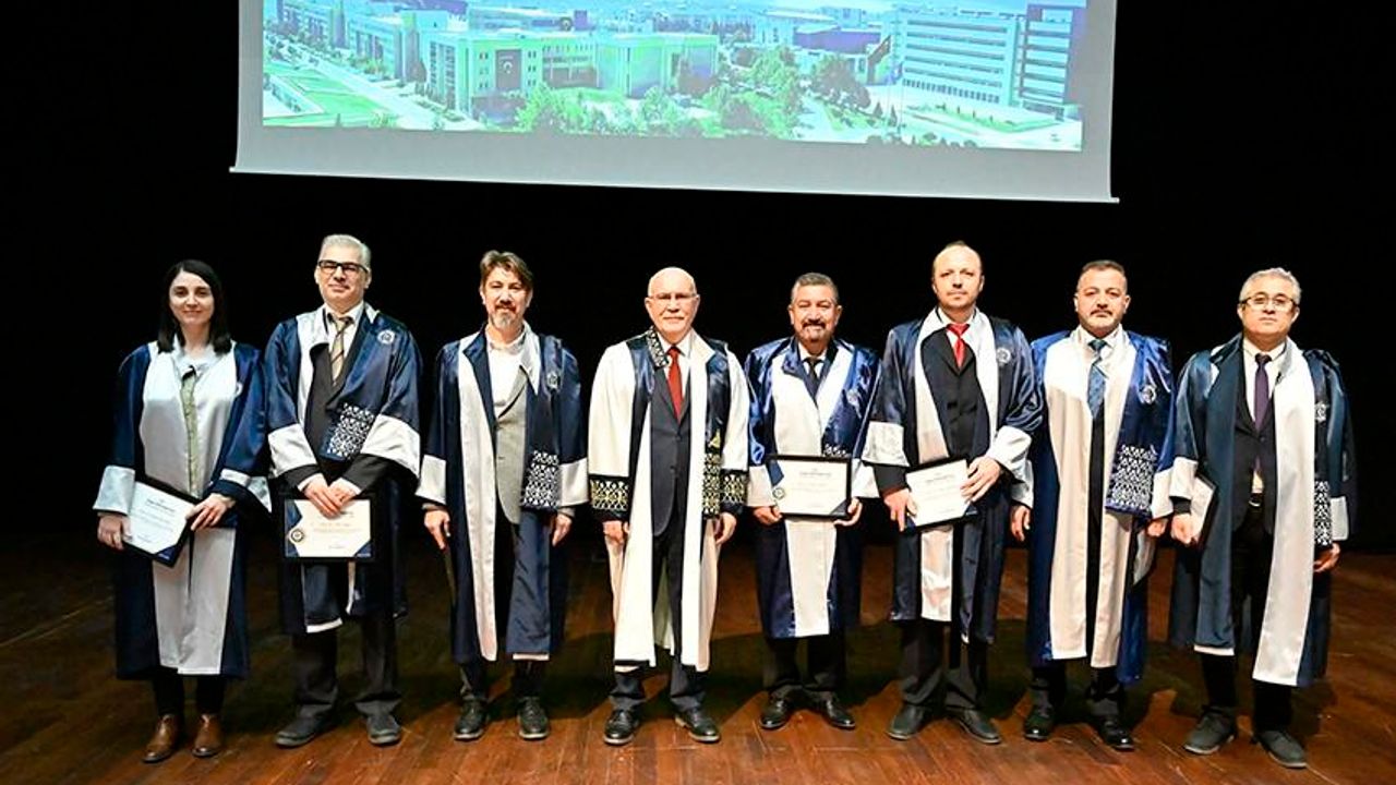 Uşak Üniversitesinde akademik yükselme ve ödül töreni düzenlendi