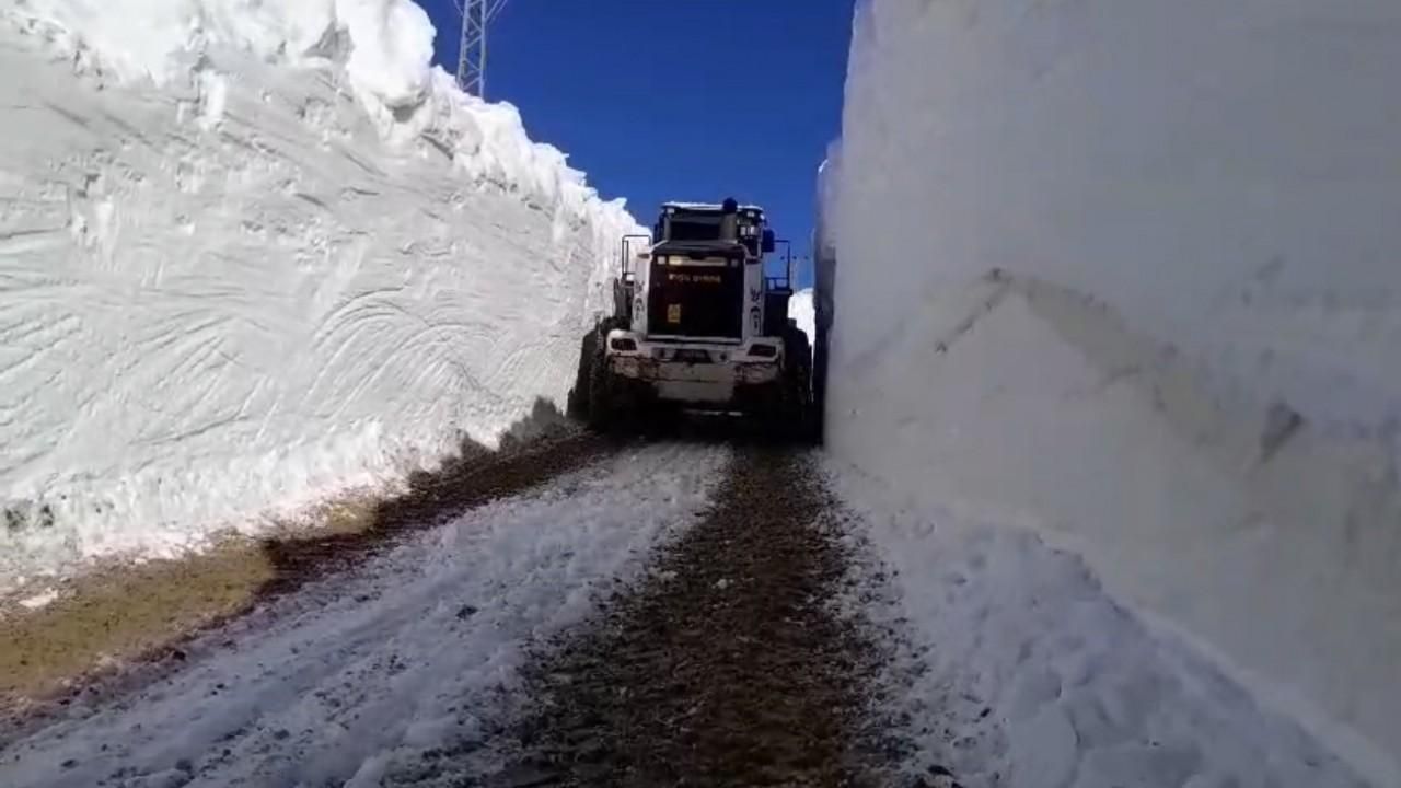 Yüksekova’da 7 metrelik kar tünellerinde çalışmalar devam ediyor