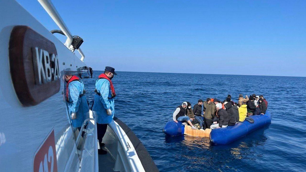 Yunan unsurlarınca ölüme terk edilen 17’si çocuk 40 kaçak göçmen kurtarıldı