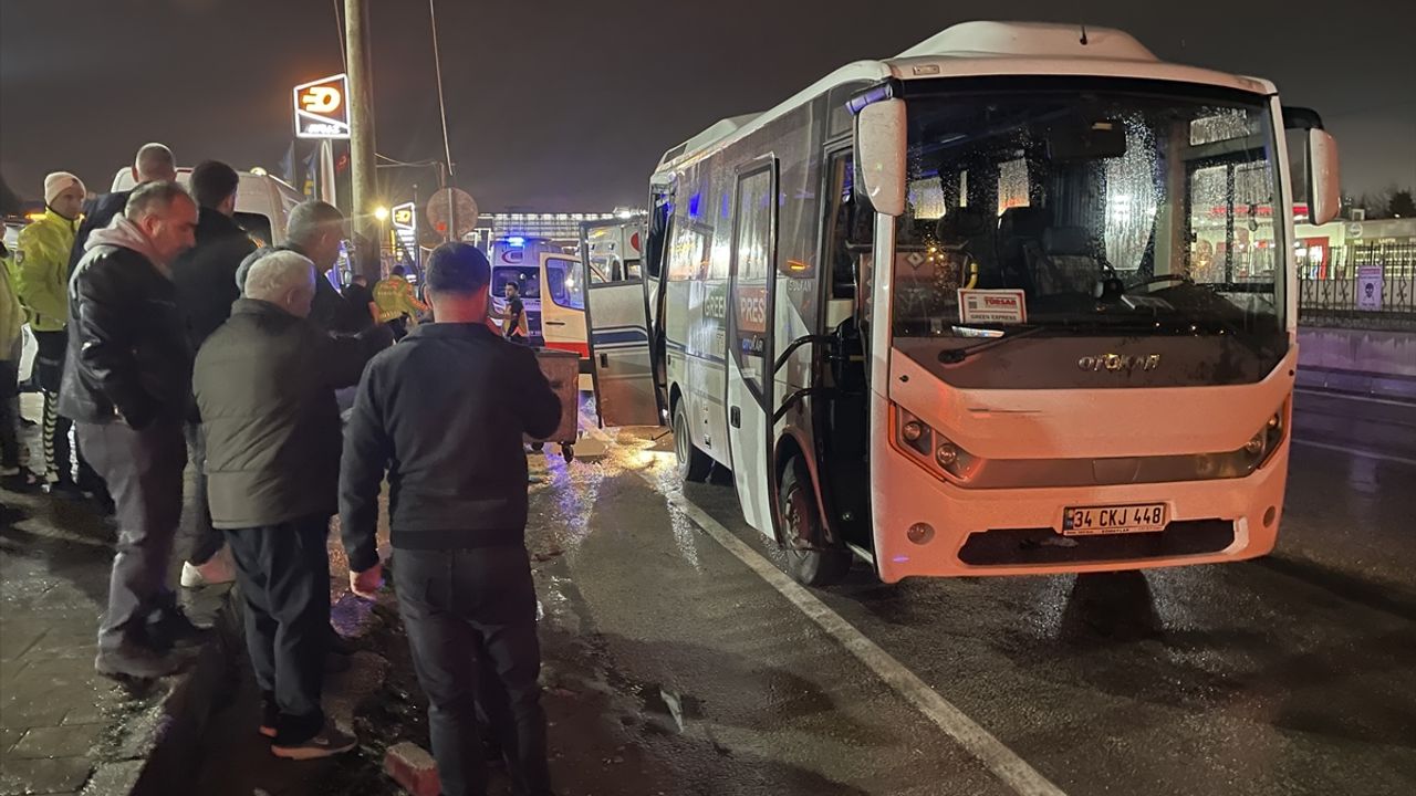Bursa'da midibüsün elektrik direğine çarpması sonucu 10 yabancı turist yaralandı