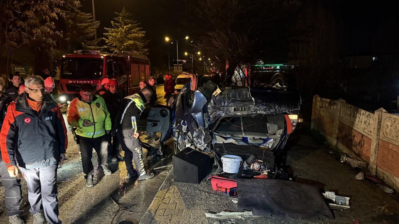 ELAZIĞ - Devrilen otomobildeki 2 kişi yaralandı