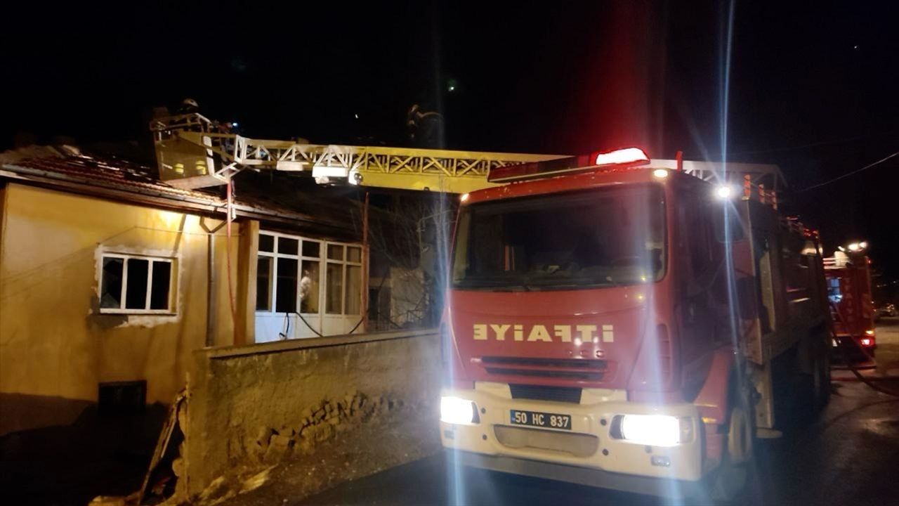 NEVŞEHİR - Bir evin çatısında çıkan yangın söndürüldü