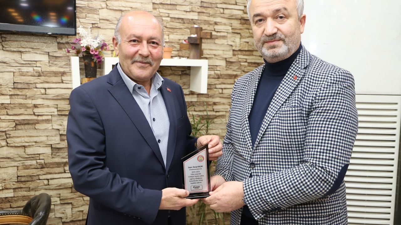 19 Mayıs Belediye Başkanı Topaloğlu, birlikte çalıştığı meclis üyelerine plaket verdi