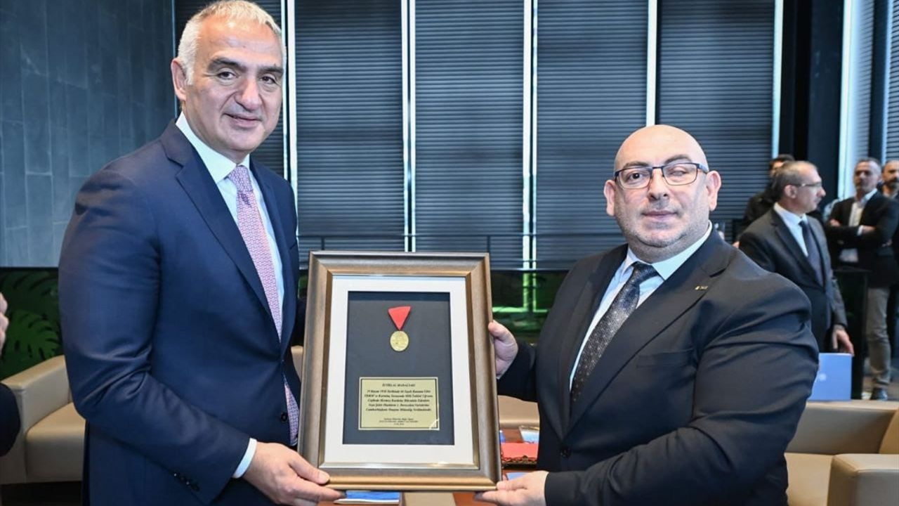 Aile büyüklerinden kalan İstiklal madalyasını Samsun müzesine bağışladı