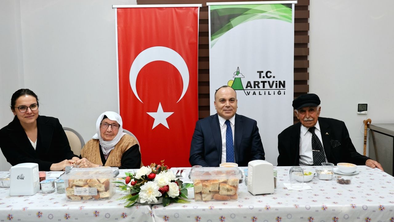 Artvin Valisi Ünsal, huzurevi sakinleriyle iftarda bir araya geldi