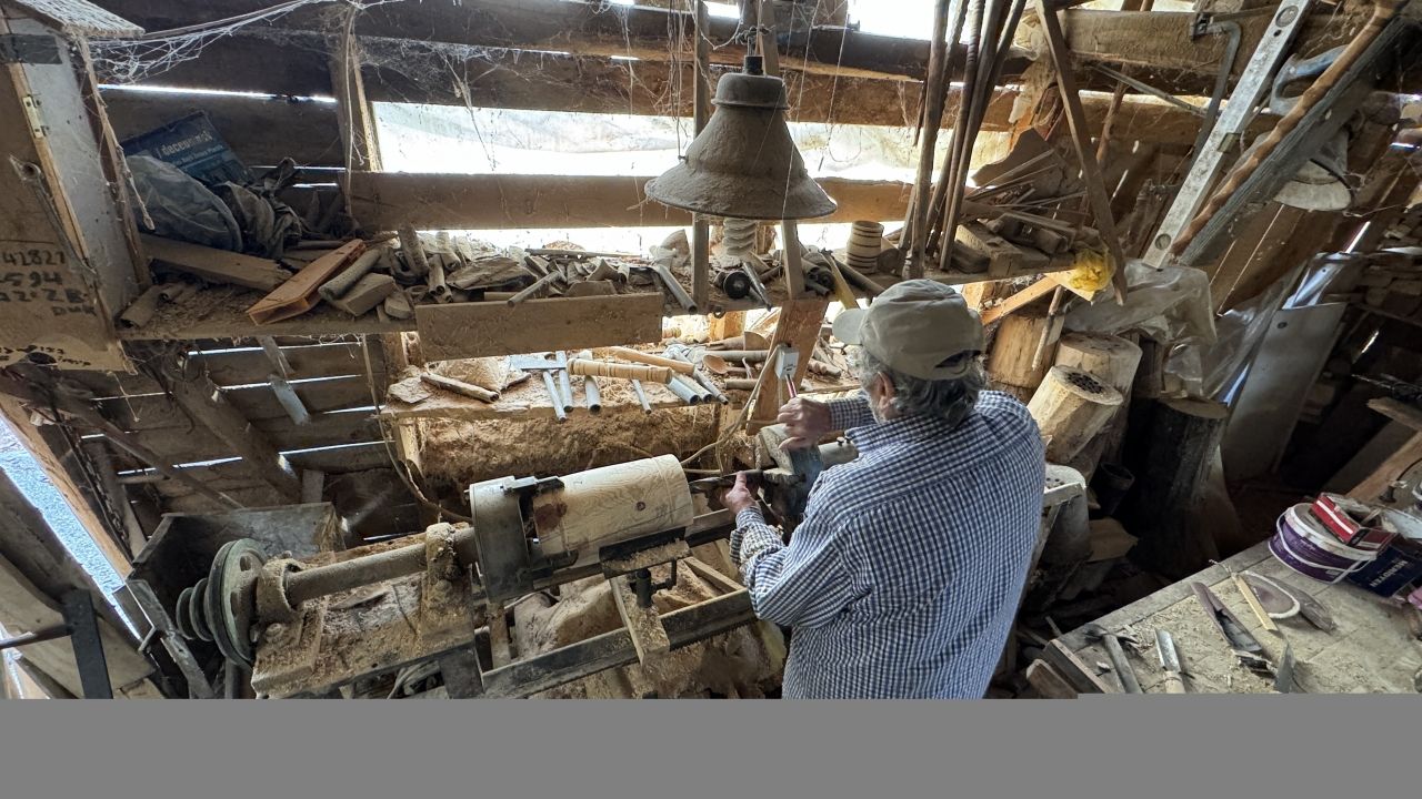 Çorum'da emektar marangoz yaşadığı zorluklara rağmen 60 yıldır rendesini elinden bırakmadı