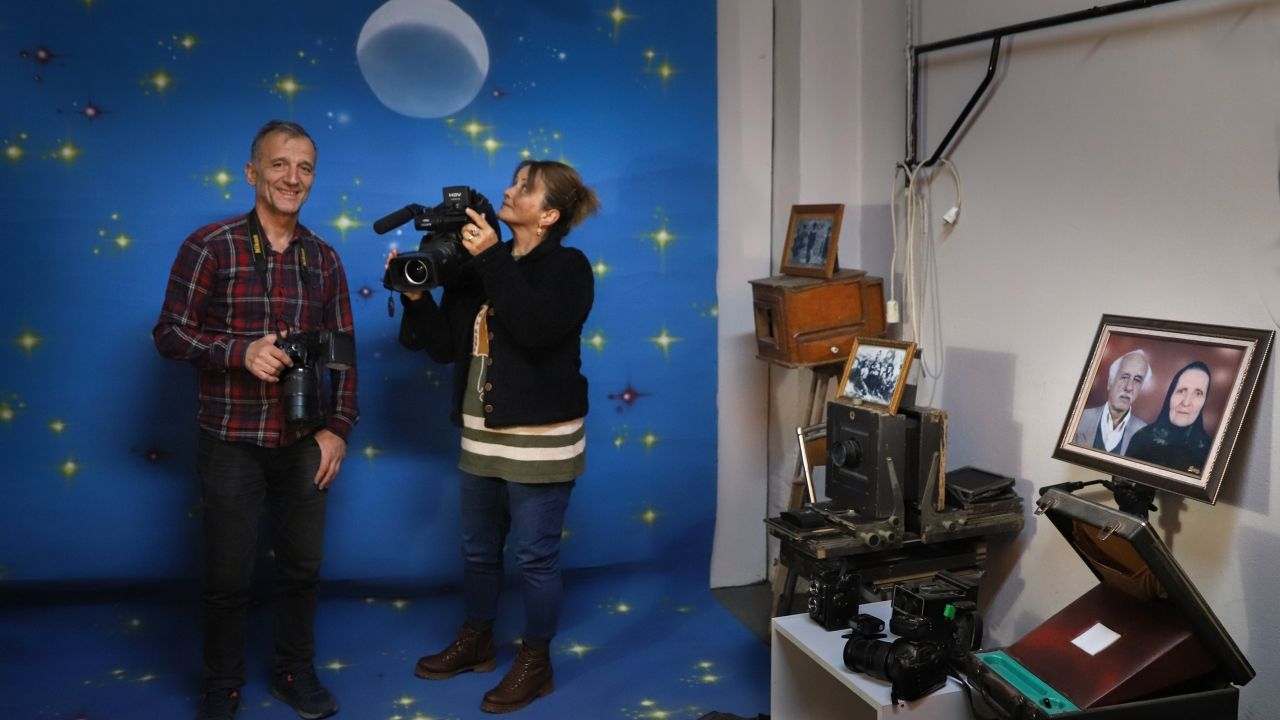 İlçenin ilk fotoğrafçısı babasından yadigar makinelerle 44 yıldır mesleği sürdürüyor