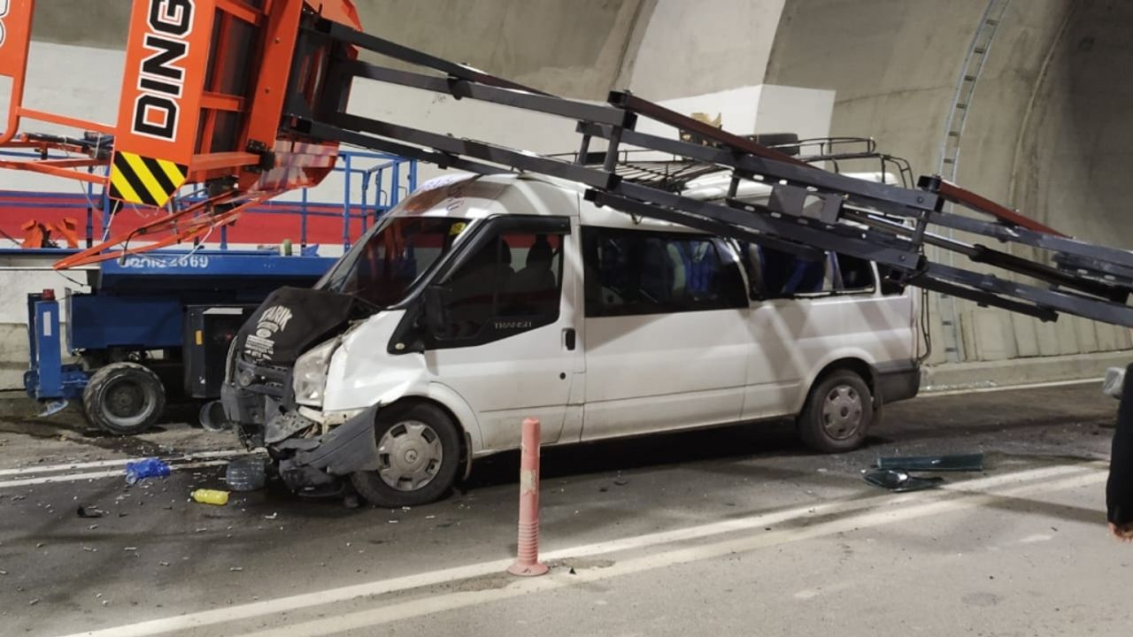 Minibüsün tünelde çalışan işçilerin bulunduğu platforma çarptığı kazada 8 kişi yaralandı
