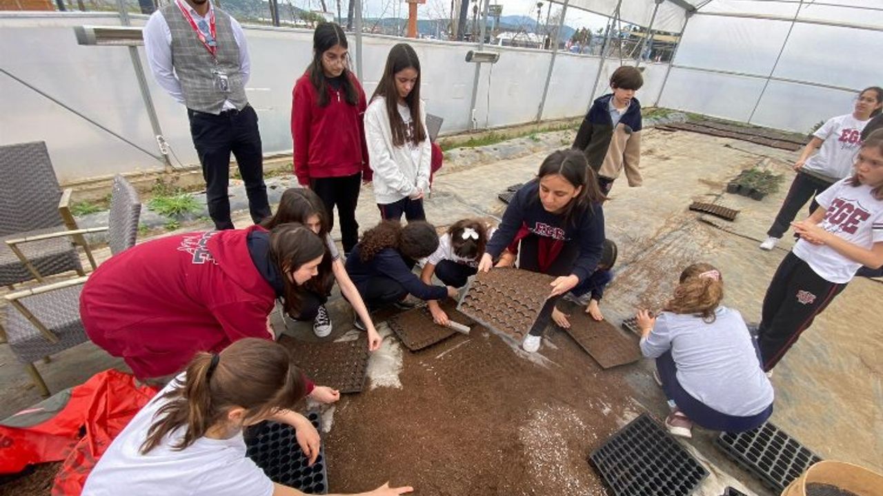 İzmir'de bu tarla çocukları toprakla buluşturuyor