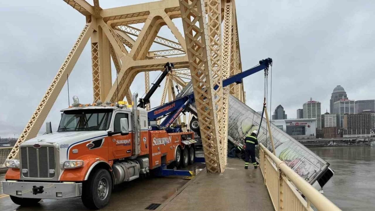 ABD’de köprü bariyerlerine çarpan kamyon havada asılı kaldı