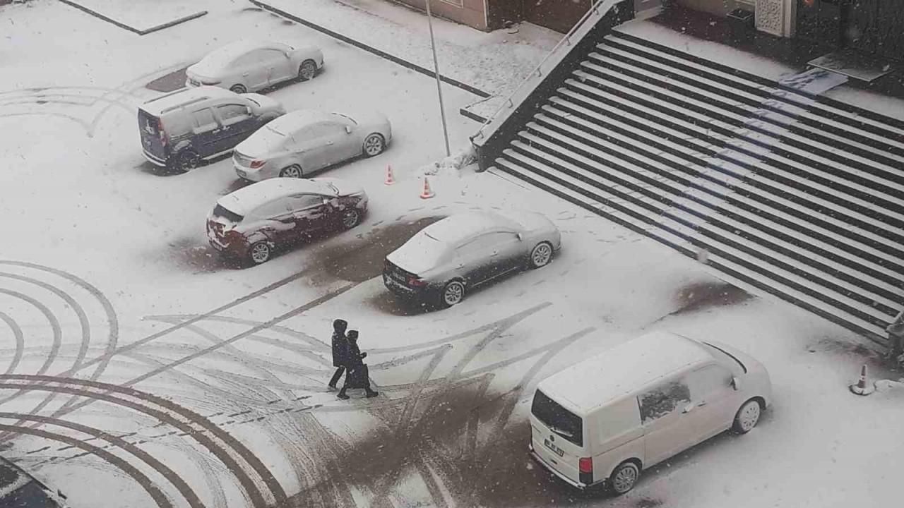 Ağrı’da Mart sonunda kar yağışı