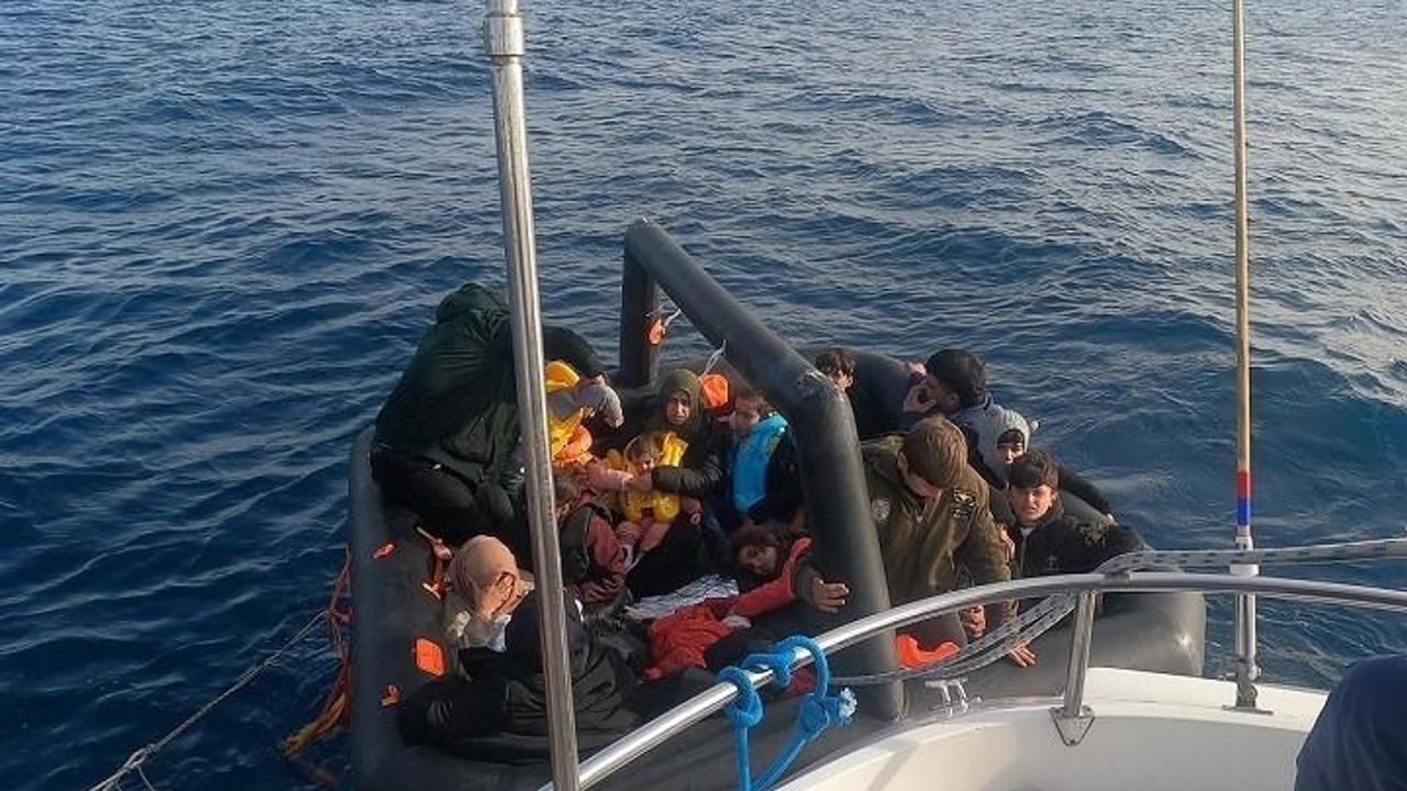 Ayvalık açıklarında 27’si çocuk 40 düzensiz göçmen kurtarıldı
