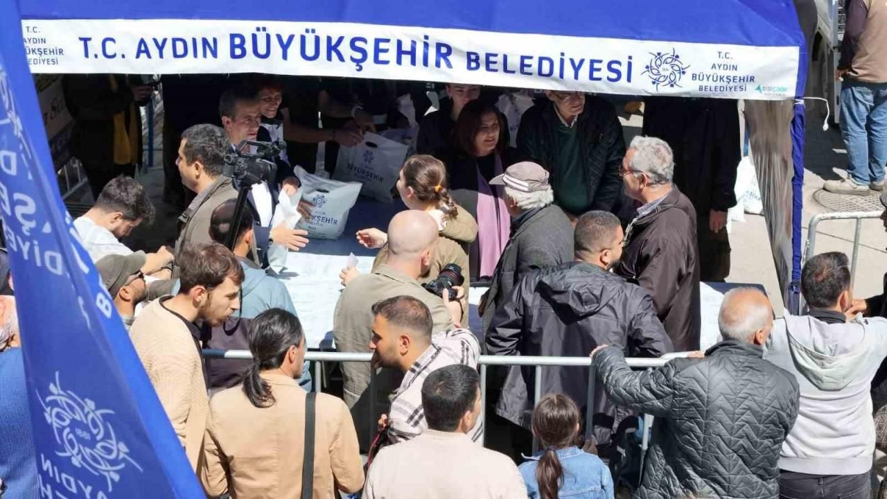 Başkan Çerçioğlu, Efeler Pazar Pazarı’nda on binlerce fideyi vatandaşlarla buluşturdu