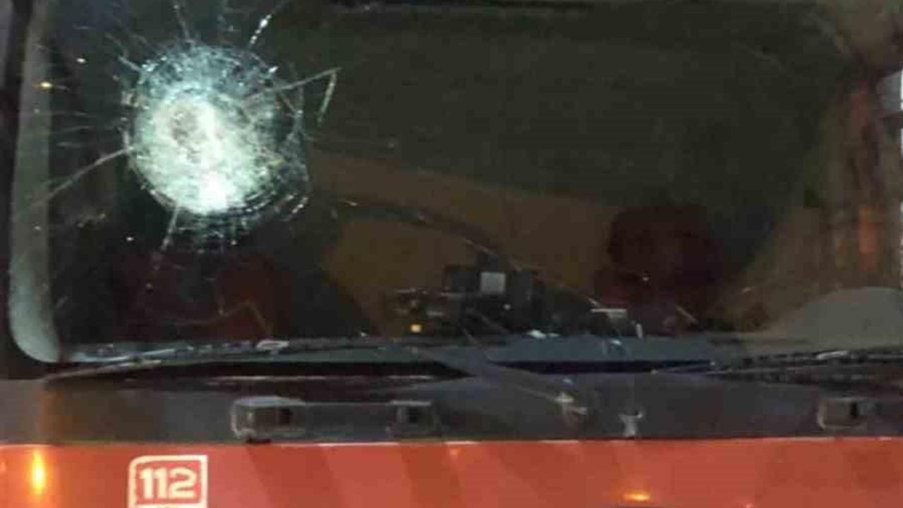 Batman’da izinsiz gösteri: Göstericilerin saldırdığı itfaiye aracının camı kırıldı