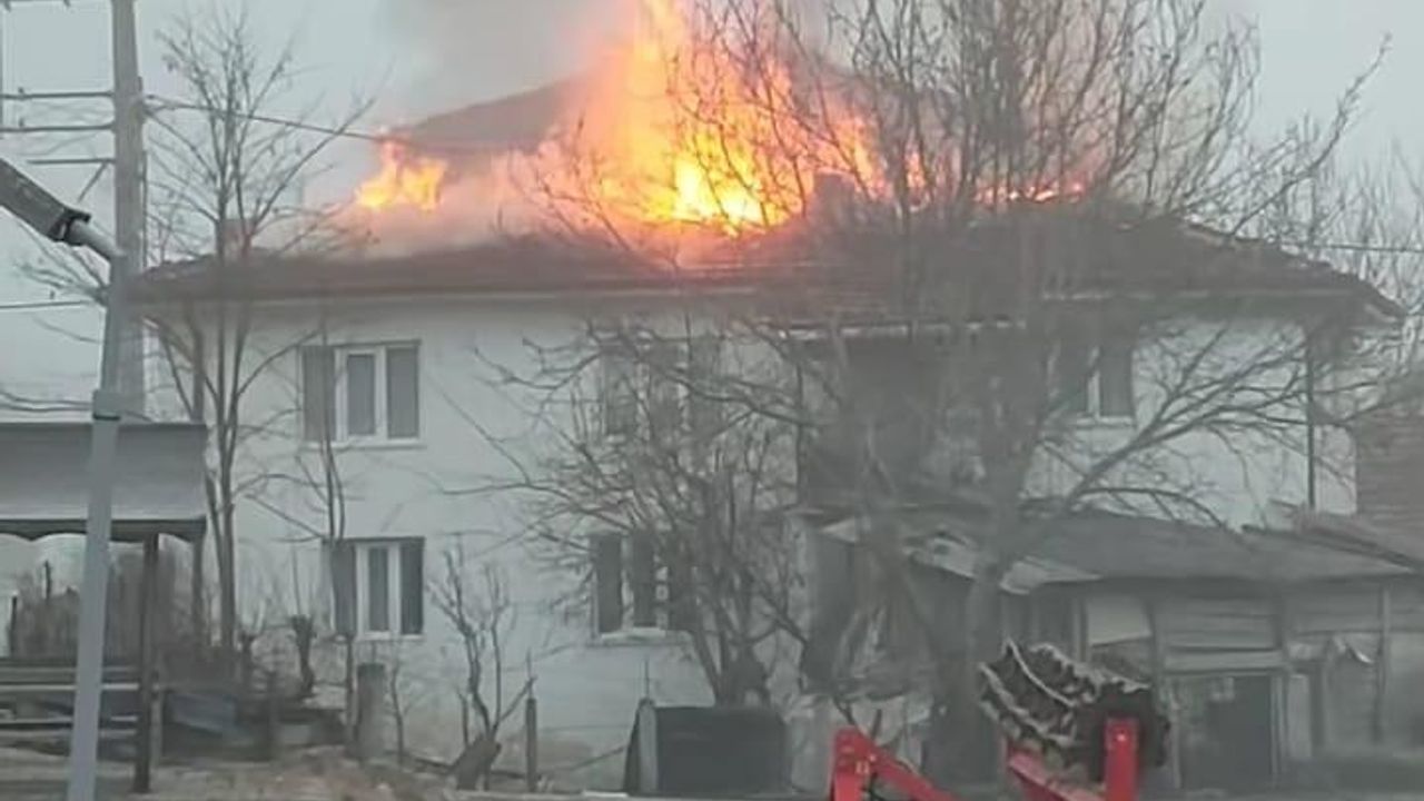Bilecik’te 2 katlı müstakil evin çatısında yangın