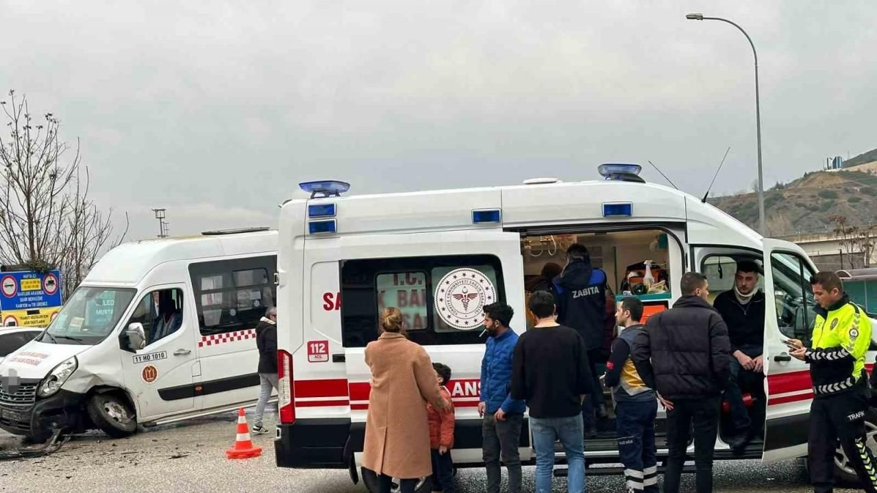 Bilecik’te yolcu minibüsü ile otomobil çarpıştı, 4 kişi yaralandı