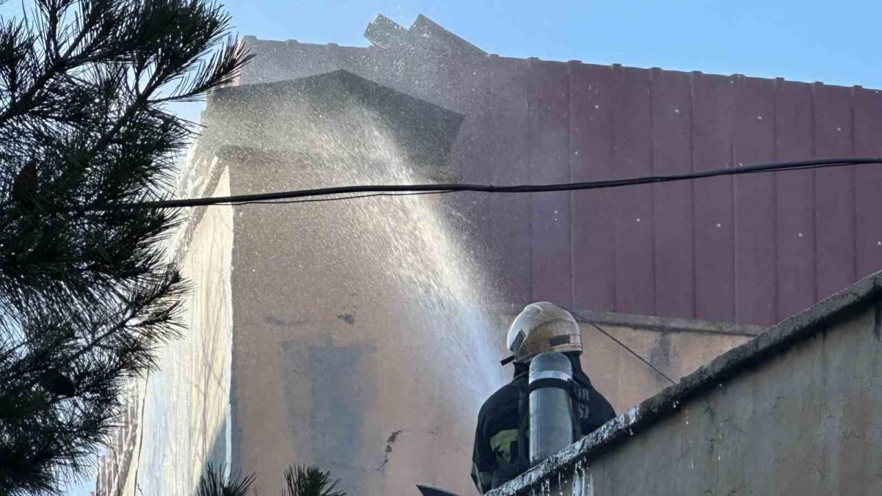 Diyarbakır’da oto boya dükkanında yangın: 3 işçi dumandan etkilendi