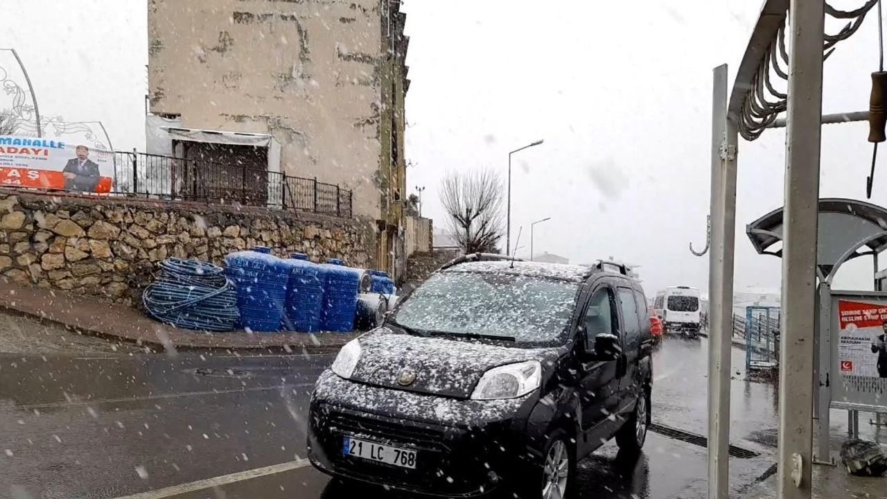 Diyarbakır’ın bazı ilçelerinde kar yağışı etkili oldu