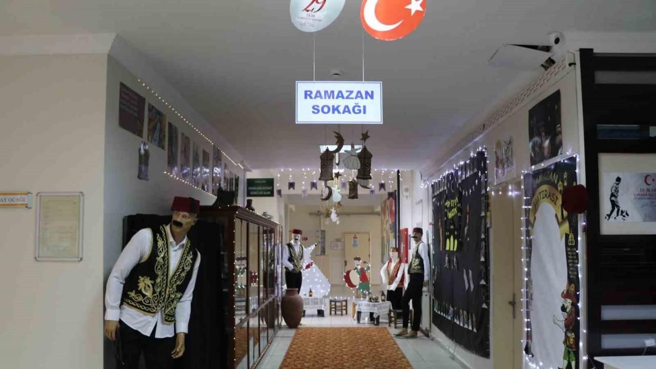 Eski Ramazanları okullarının koridorunda yaşatıyorlar