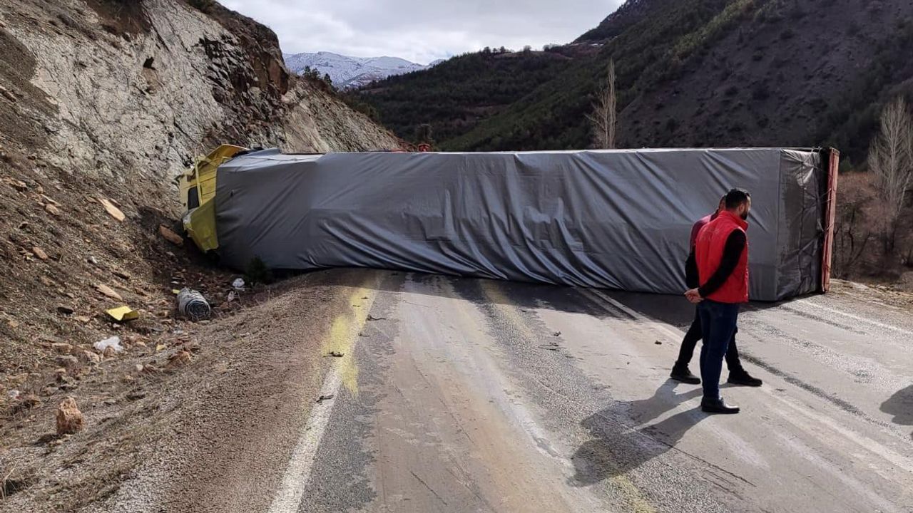 Gümüşhane’de kontrolden çıkan tır yan yattı: 1 yaralı