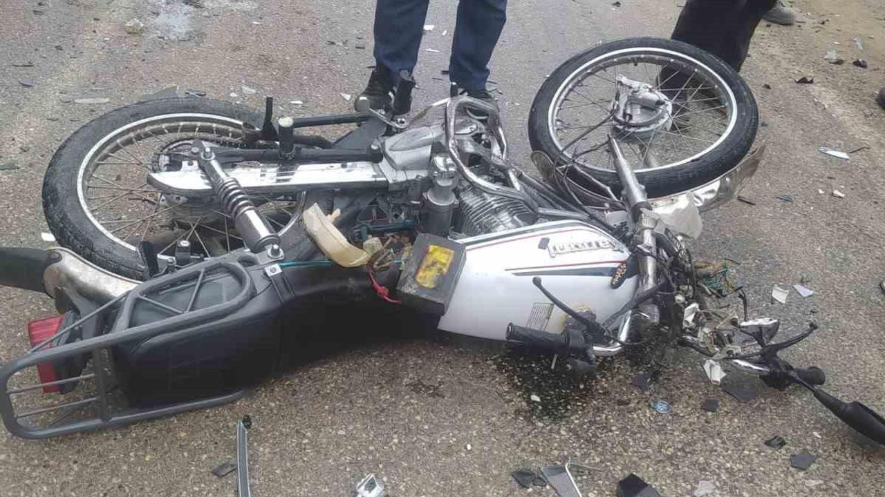 Hafif ticari araç ile motosiklet çarpıştı: 1 yaralı
