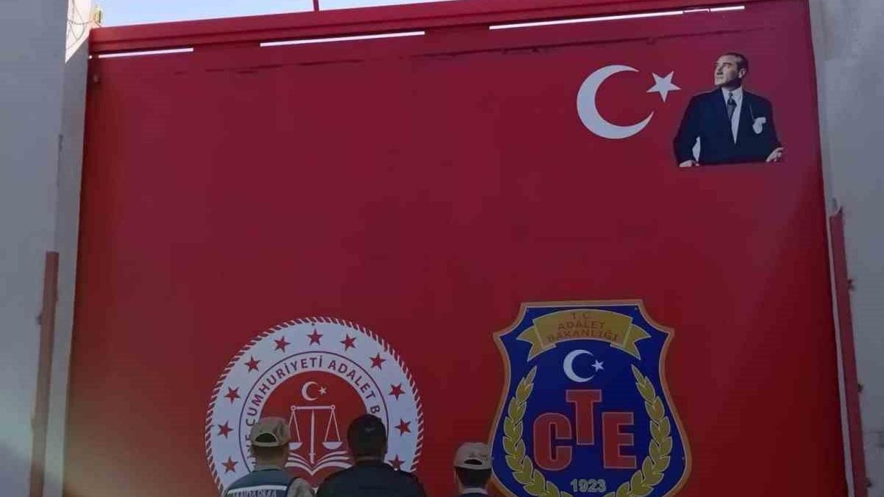 Hatay’da bir evde yapılan aramada uyuşturucu madde ve kaçak sigara ele geçirildi